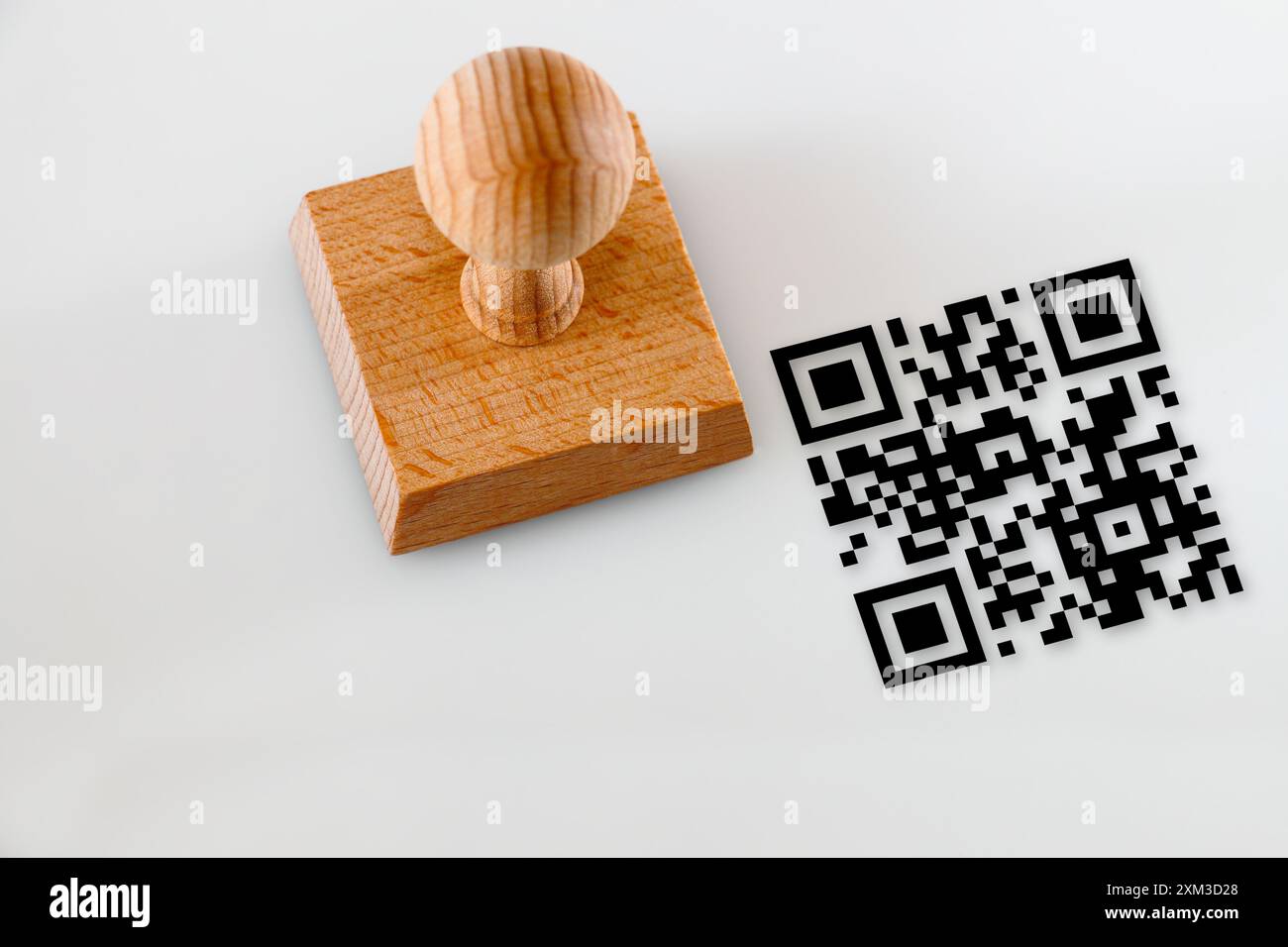 analog-digital-holzstempel-und-qr-code-print-stock-photo-alamy