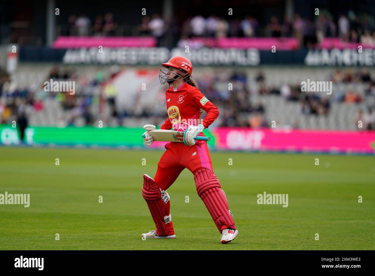 Old Trafford, Machester UK. Thursday 25th July, 2024. The Hundred: Manchester Originals Women Vs Welsh Fire Women at Emirates Old Trafford. Sarah Bryce coming onto the field.  Credit James Giblin/Alamy Live News. Stock Photo