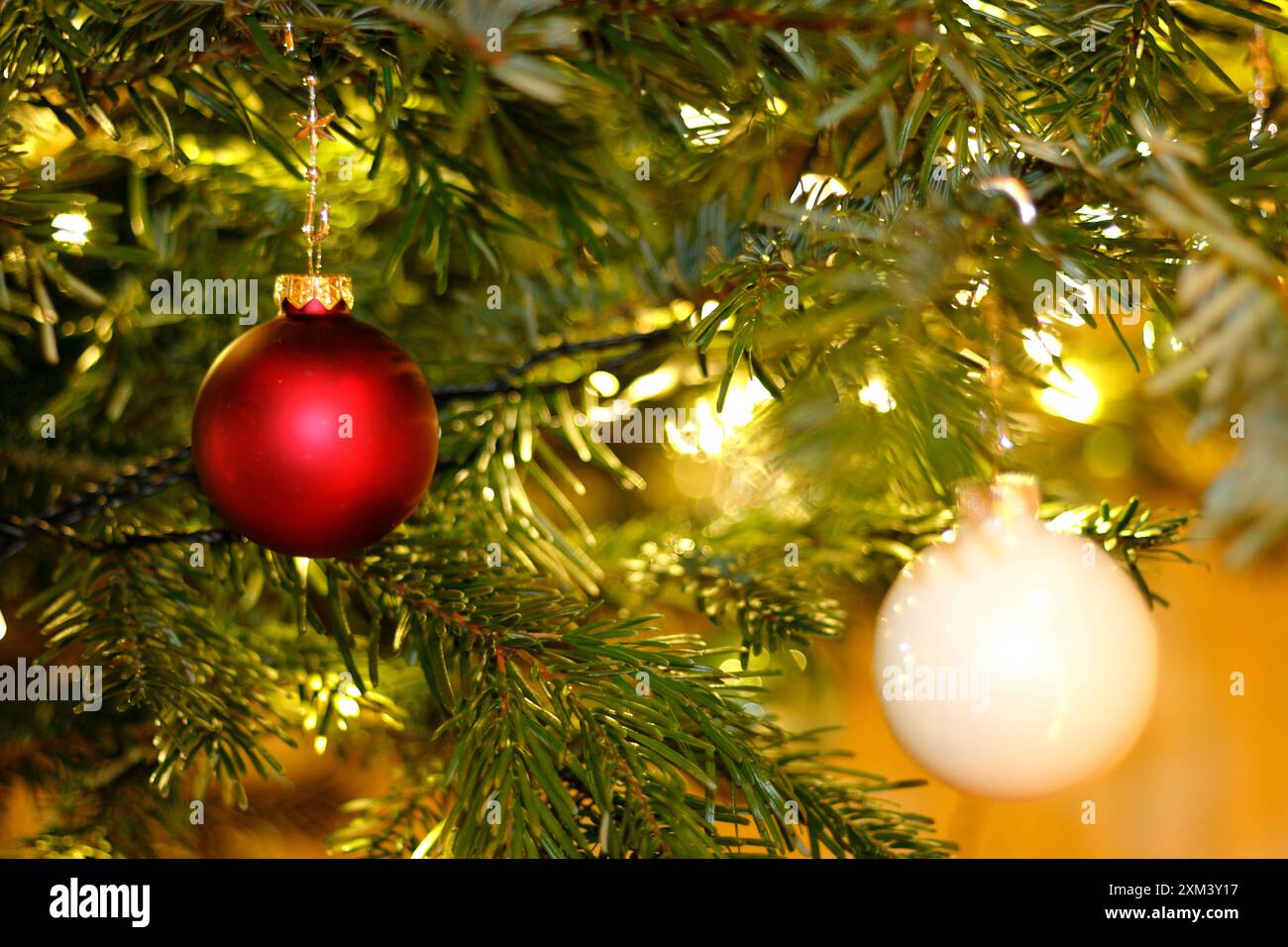 Weihnachtsdeko Glaskugel am Baum Stock Photo