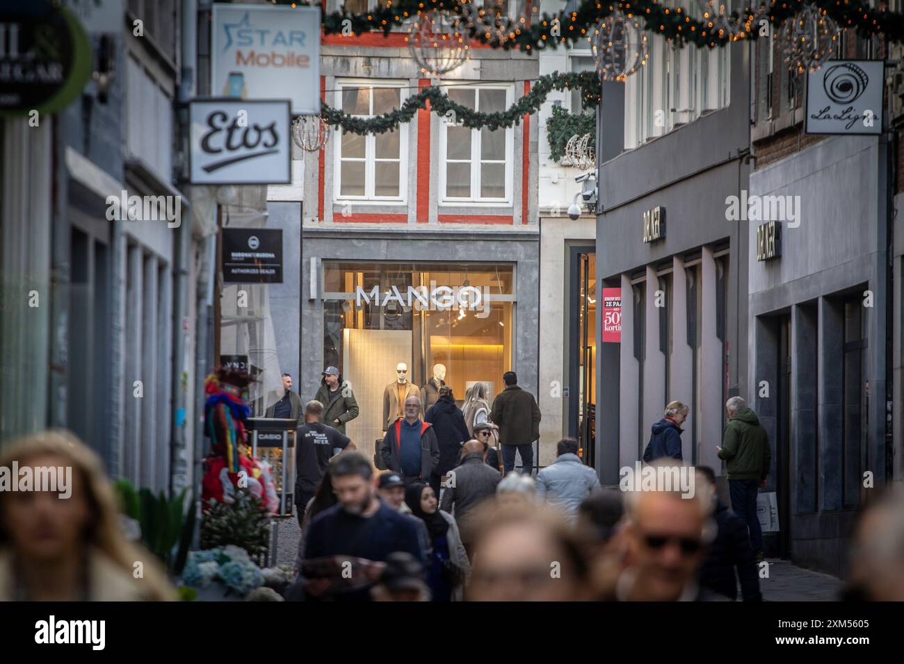 Bustling street scene captures hi-res stock photography and images - Alamy