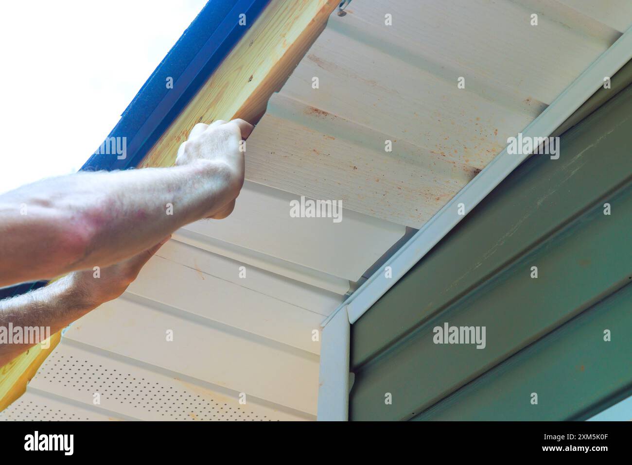 Soffit Installation Guide Hi Res Stock Photography And Images Alamy