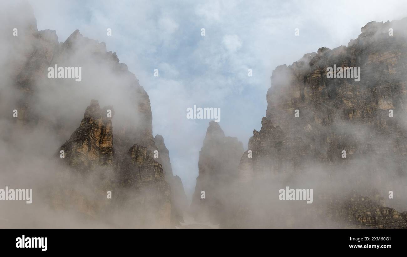 Snowy mountain shrouded in clouds hi-res stock photography and images ...