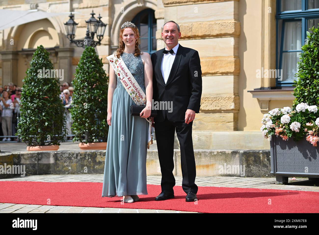 Hubert AIWANGER Freie Waehler,Wirtschaftsminister Bayern mit der Fraenkischen Kirschenkoenigin Lena I. Eroeffnung der Bayreuther Richard Wagner Festspiele 2024 Roter Teppich am 25.07.2024.. Gruener Huegel, *** Hubert AIWANGER Freie Waehler,Bavarian Minister of Economic Affairs with the Queen of the Cherries Lena I Opening of the Bayreuth Richard Wagner Festival 2024 Red Carpet on 25 07 2024 Gruene Huegel, Stock Photo