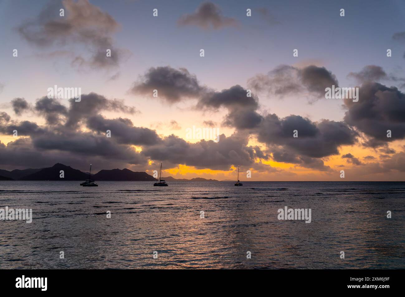 Indian ocean sunset boats hi-res stock photography and images - Alamy