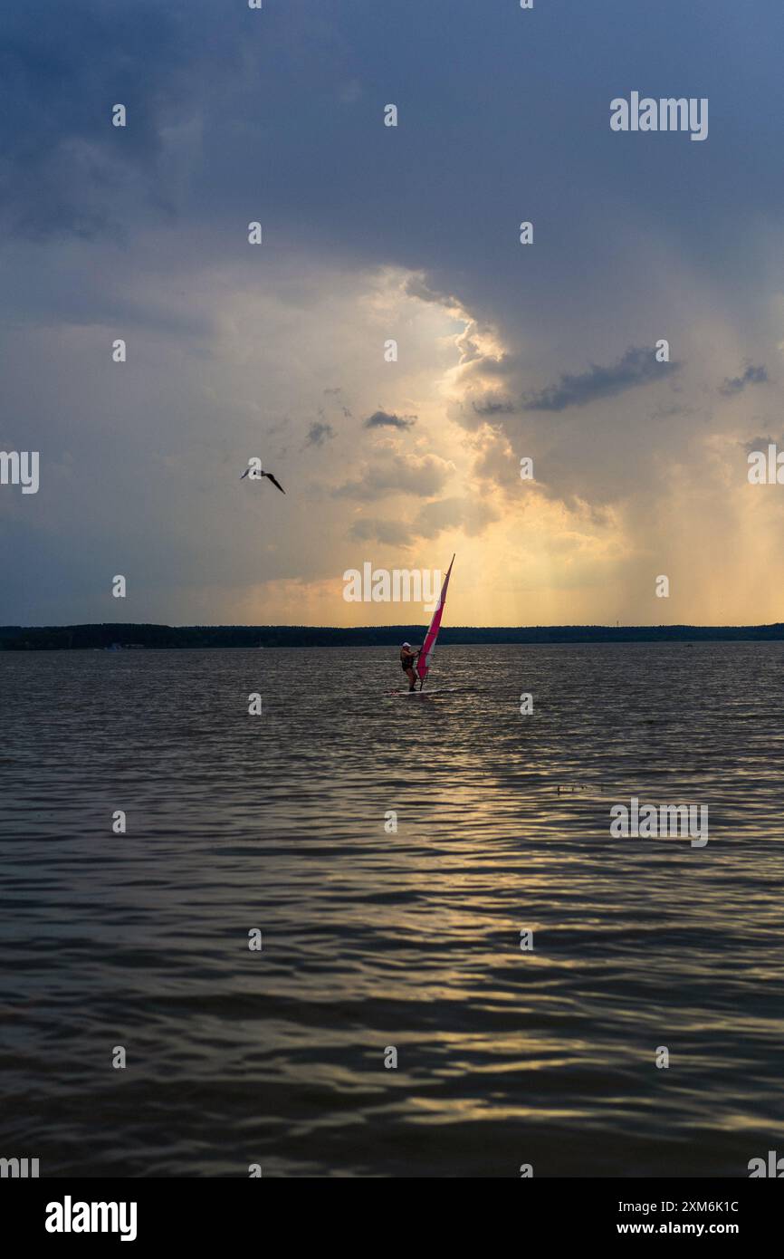 Kutilmaganda mening eshagimga porno tiqildi Dikni prezervativ bilan sorish