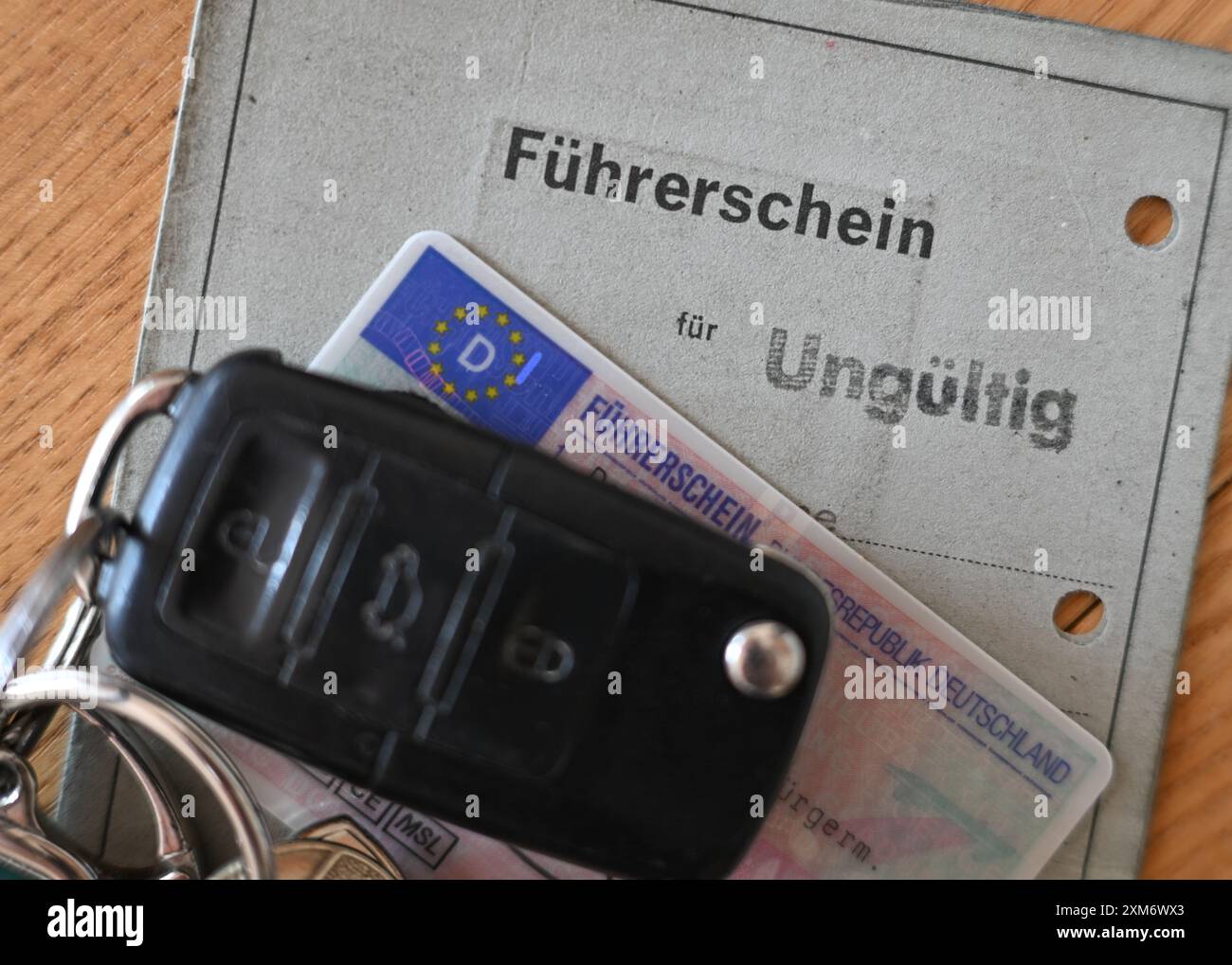 Paper License ILLUSTRATION - 23 July 2024, Hesse, Frankfurt/Main: A car key rests on ...