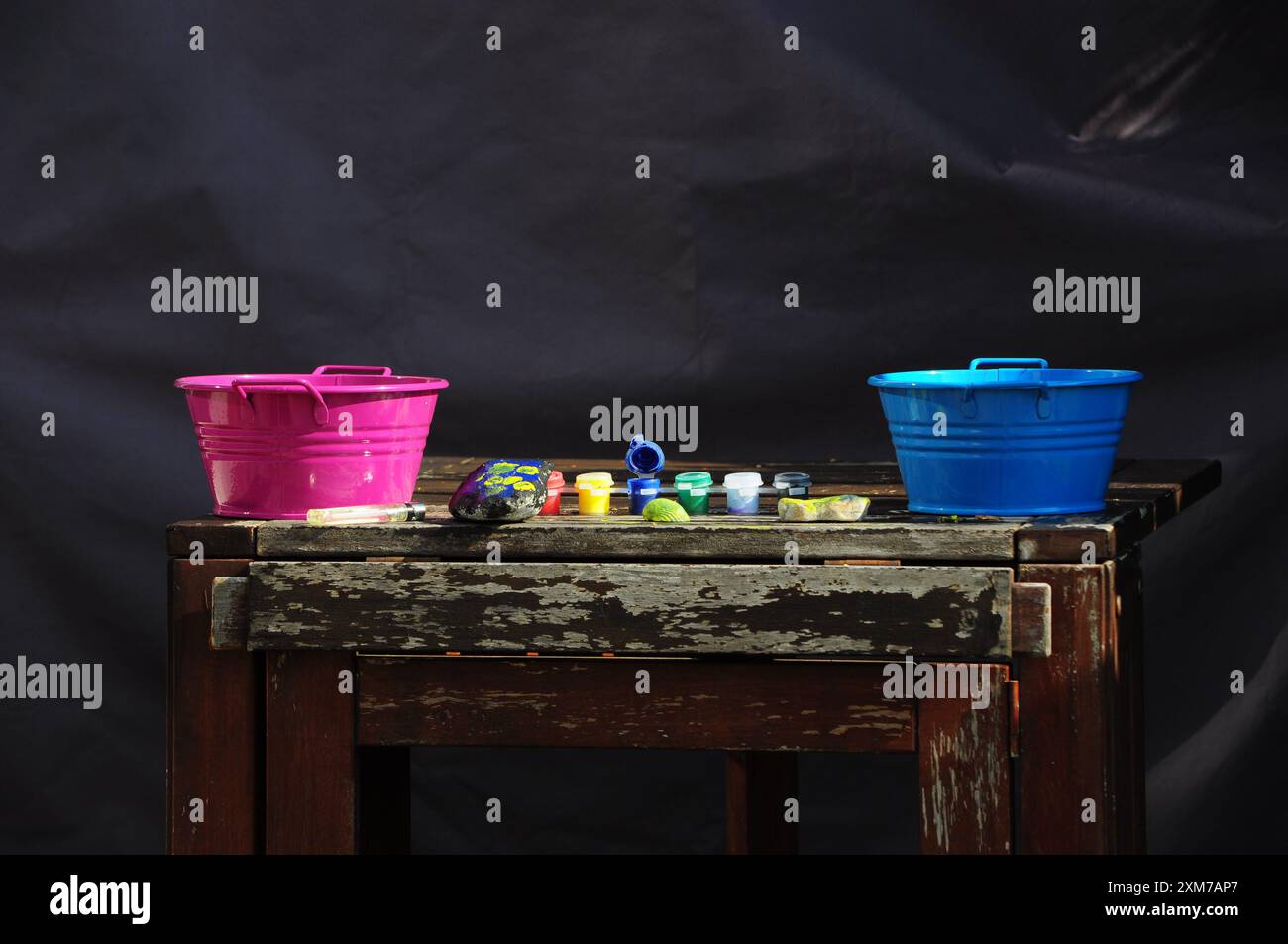 Farbenspiel, kindliche Malerei auf Muscheln und Steinen. Stock Photo