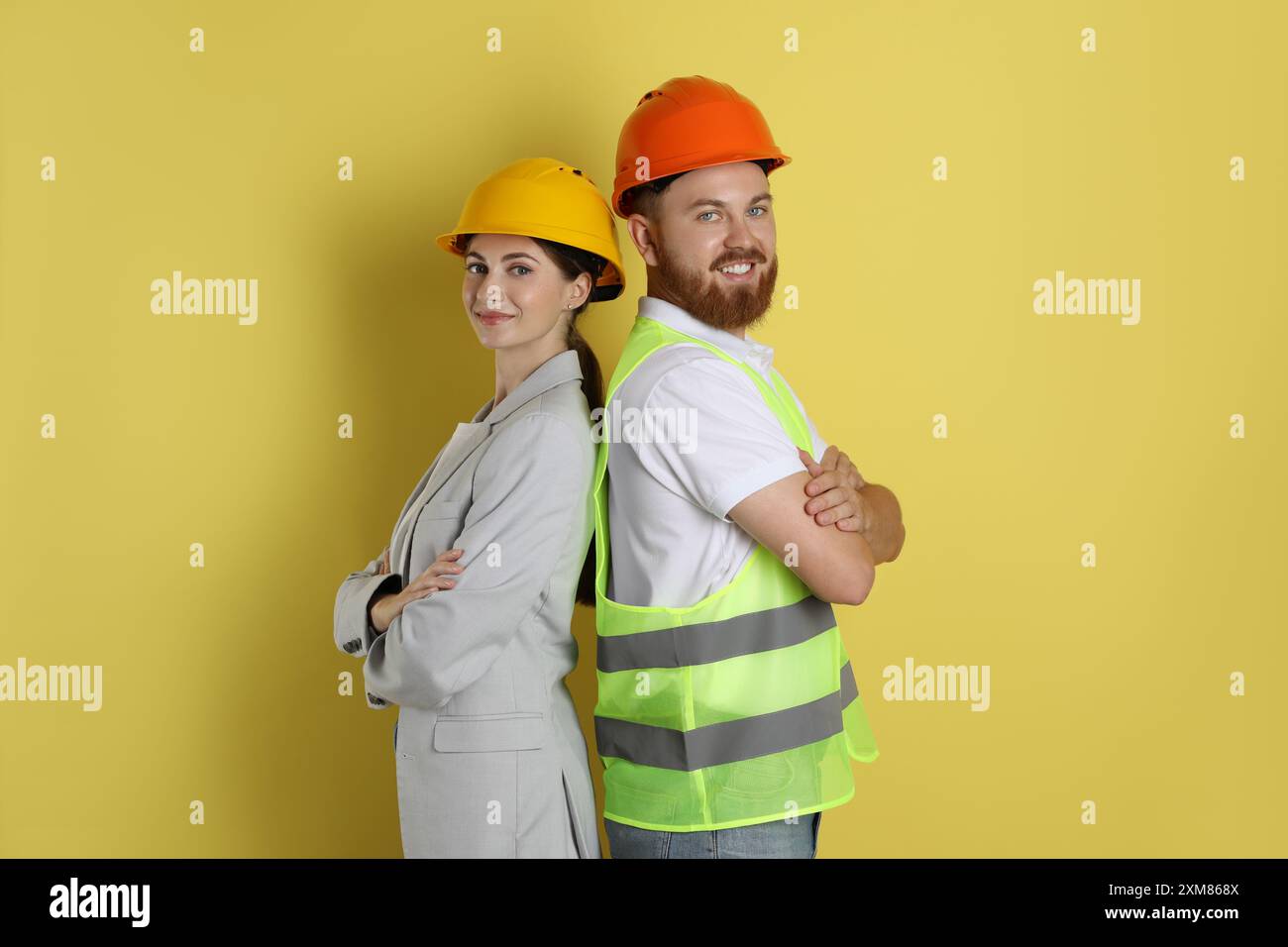 Engineers in hard hats hi-res stock photography and images - Alamy