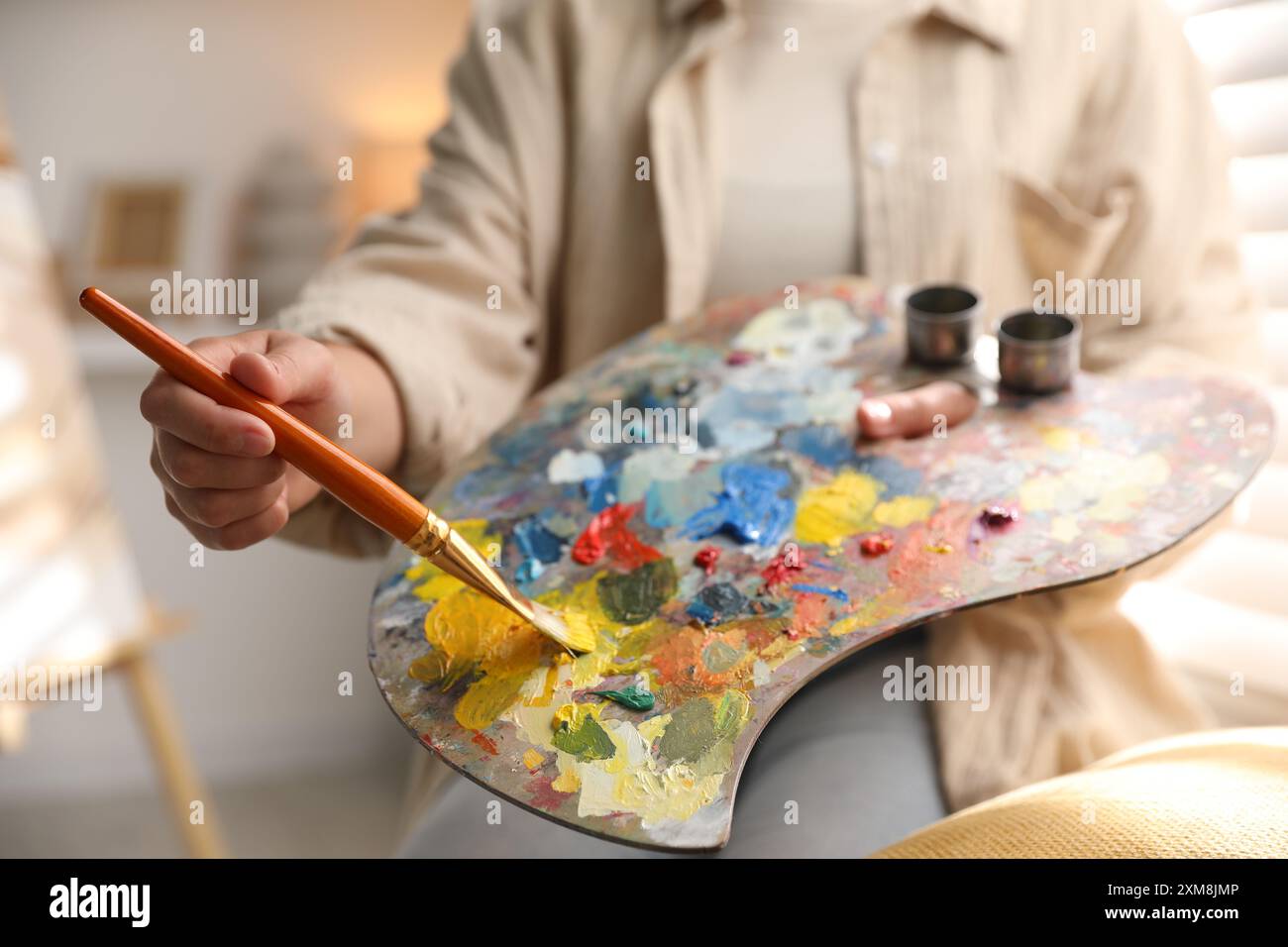 Woman mixing paints on palette hi-res stock photography and images - Alamy