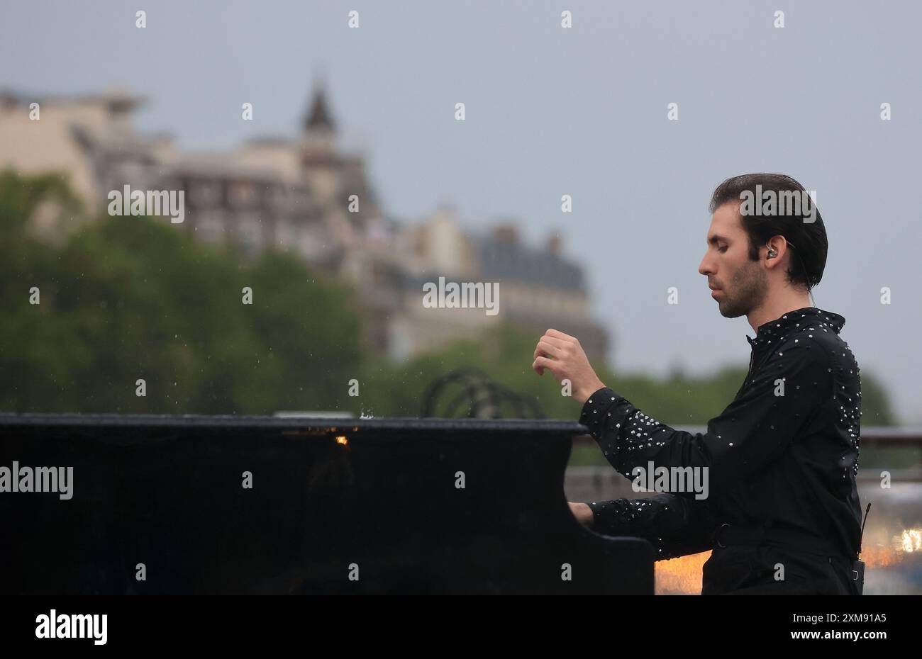 (240726) -- PARIS, July 26, 2024 (Xinhua) -- French pianist Alexandre Kantorow performs during the opening ceremony of the Paris 2024 Olympic Games in Paris, France, July 26, 2024. (Xinhua/Li Gang) Stock Photo