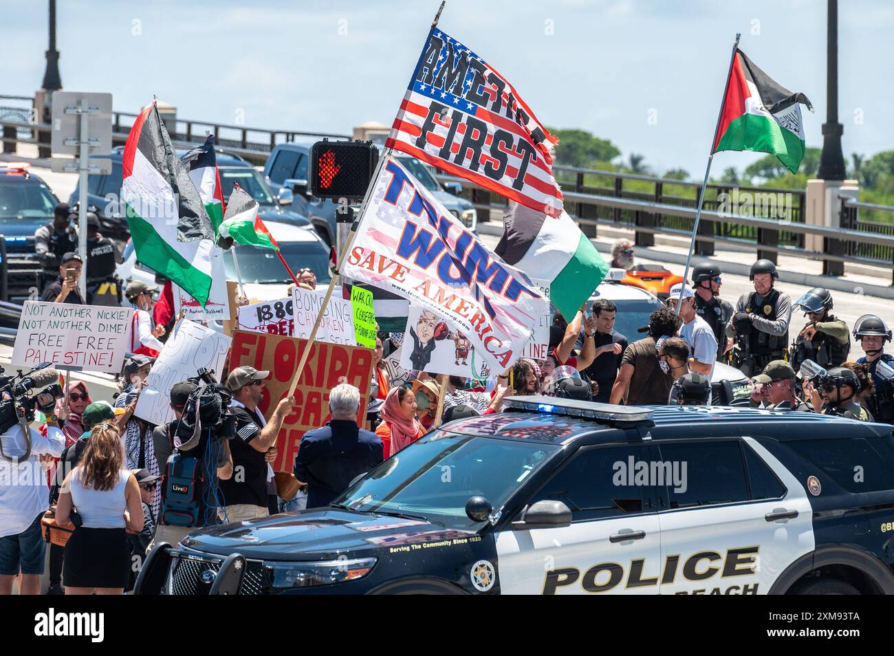 West Palm Beach, Florida, USA. 26th July, 2024. Protesters call for a ceasfire in Gaza on the road leading to Mar-a-Lago as President Donald J Trump meets with Israeli PM Benjamin Netanyahu in Mar-a-Lago. (Credit Image: © Orit Ben-Ezzer/ZUMA Press Wire) EDITORIAL USAGE ONLY! Not for Commercial USAGE! Stock Photo