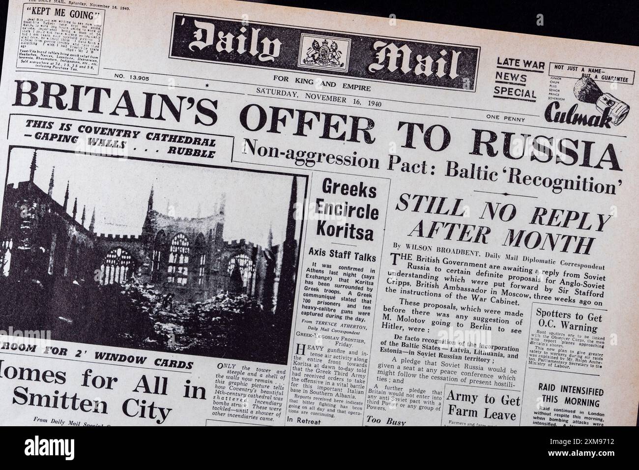 "Britain's offer to Russia" headline on the front page of the Daily Mail (replica), 16th November 1940, during the Blitz. Stock Photo