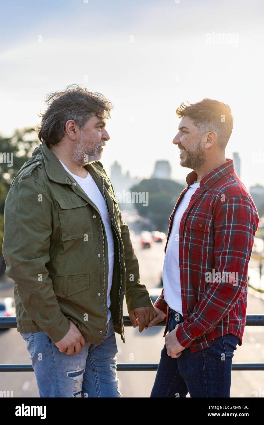Gay men holding hands hi-res stock photography and images - Alamy