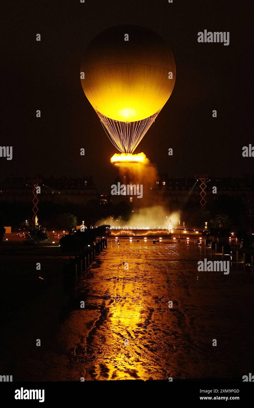 (240726) -- PARIS, July 26, 2024 (Xinhua) -- The Olympic cauldron, with ...