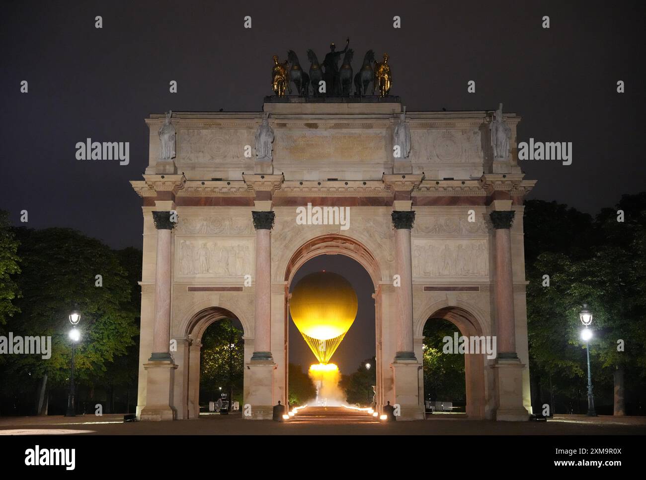 (240726) -- PARIS, July 26, 2024 (Xinhua) -- The cauldron, with the ...