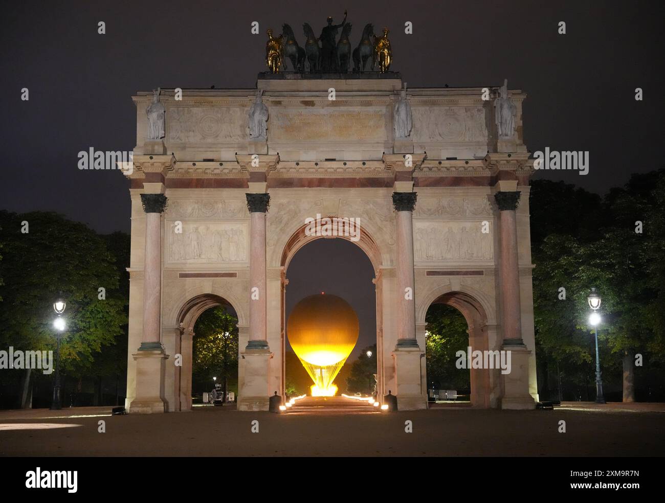 (240726) -- PARIS, July 26, 2024 (Xinhua) -- The cauldron, with the ...