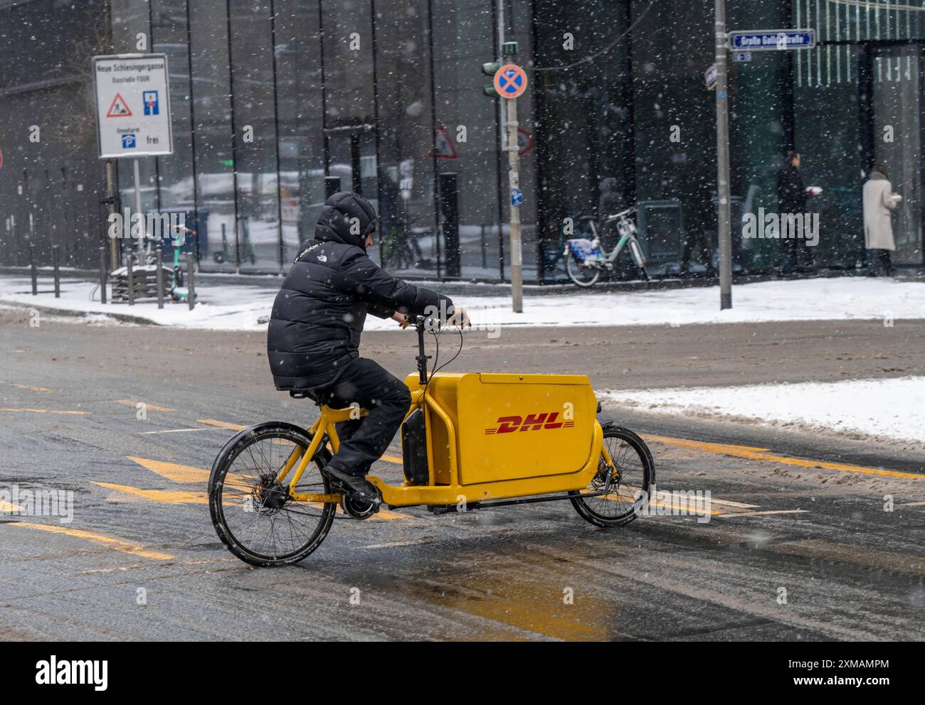 Dhl cycle delivery hi-res stock photography and images - Alamy