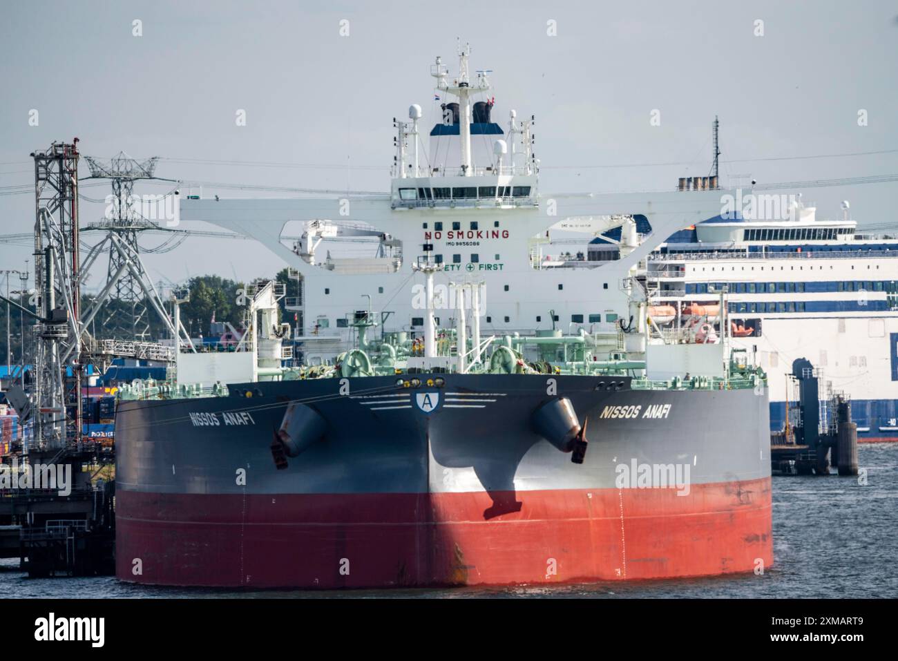 Petroleumhaven, Shell Terminal Europoort, crude oil tank farm, large tanks, and loading terminals for overseas and inland vessels, Europoort large Stock Photo