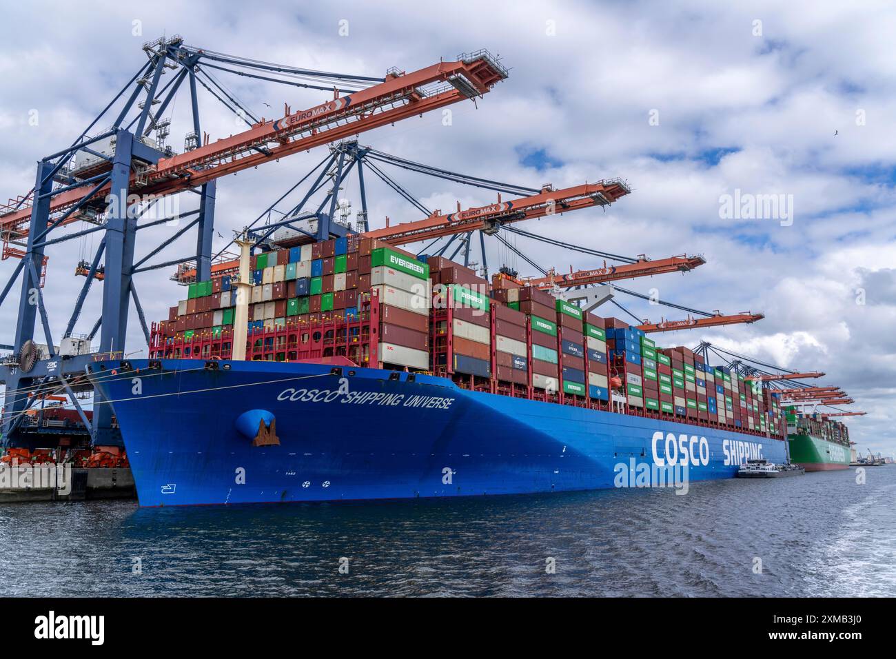 Deep Sea Container Handler Euromax Container Terminal, container freighter Cosco Shipping Universe ...
