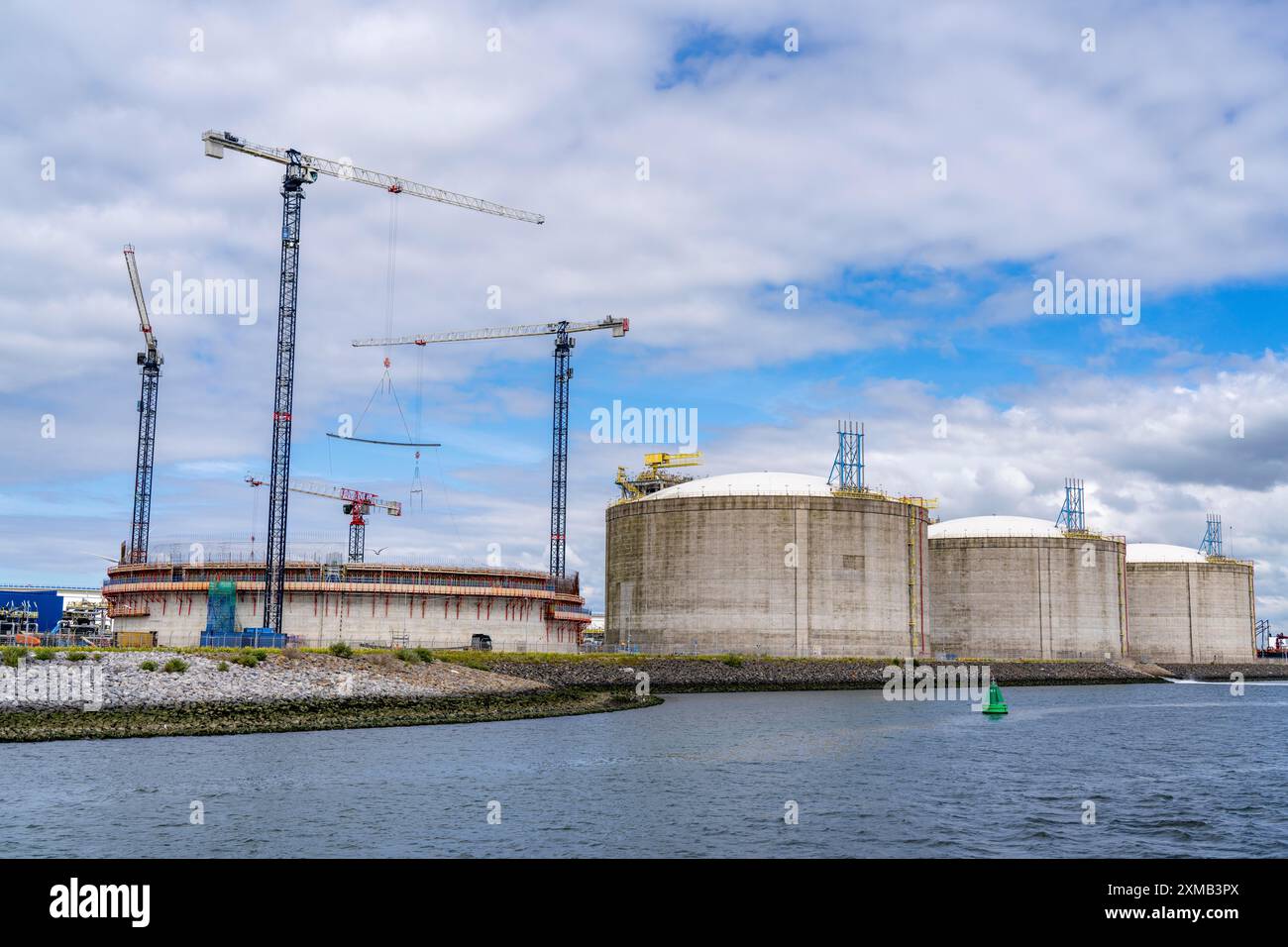 Construction of a 180, 000 cubic metre LNG storage tank, it will be the ...