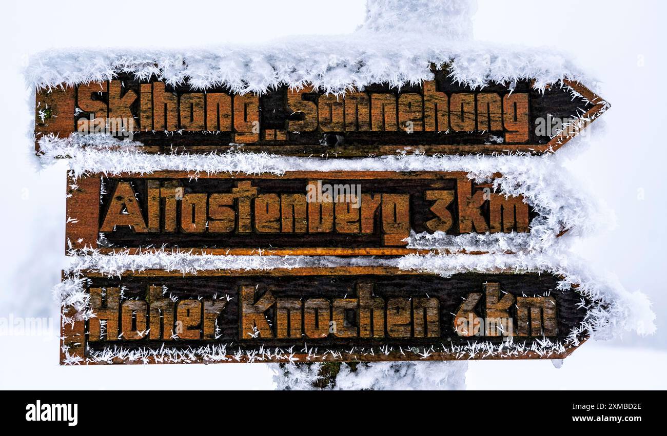 Signposts, hiking signs, winter in the Sauerland, Hochsauerlandkreis ...