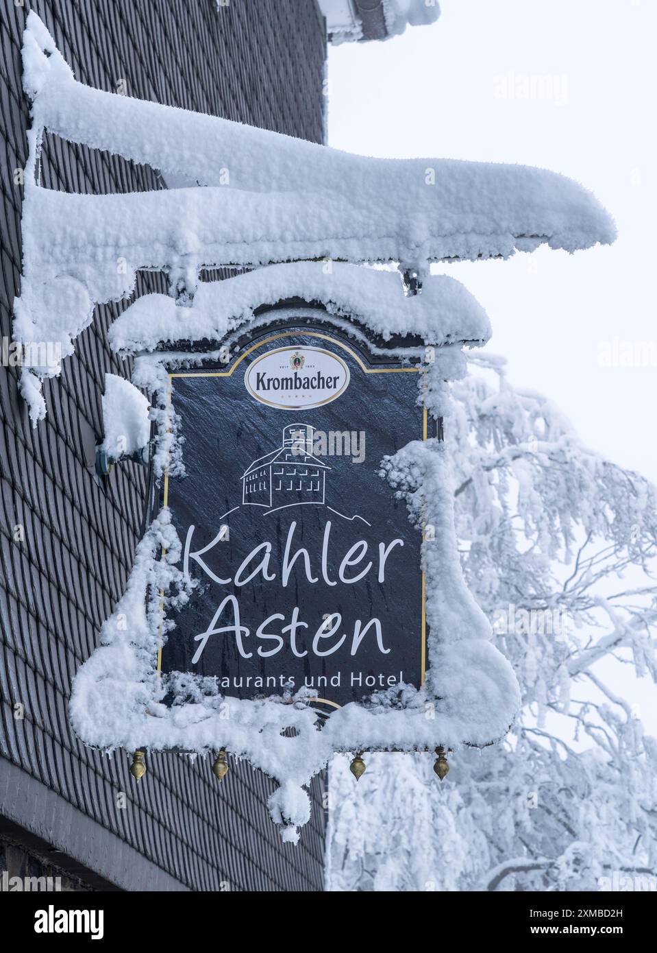 Signposts, hiking signs, winter in the Sauerland, Hochsauerlandkreis ...