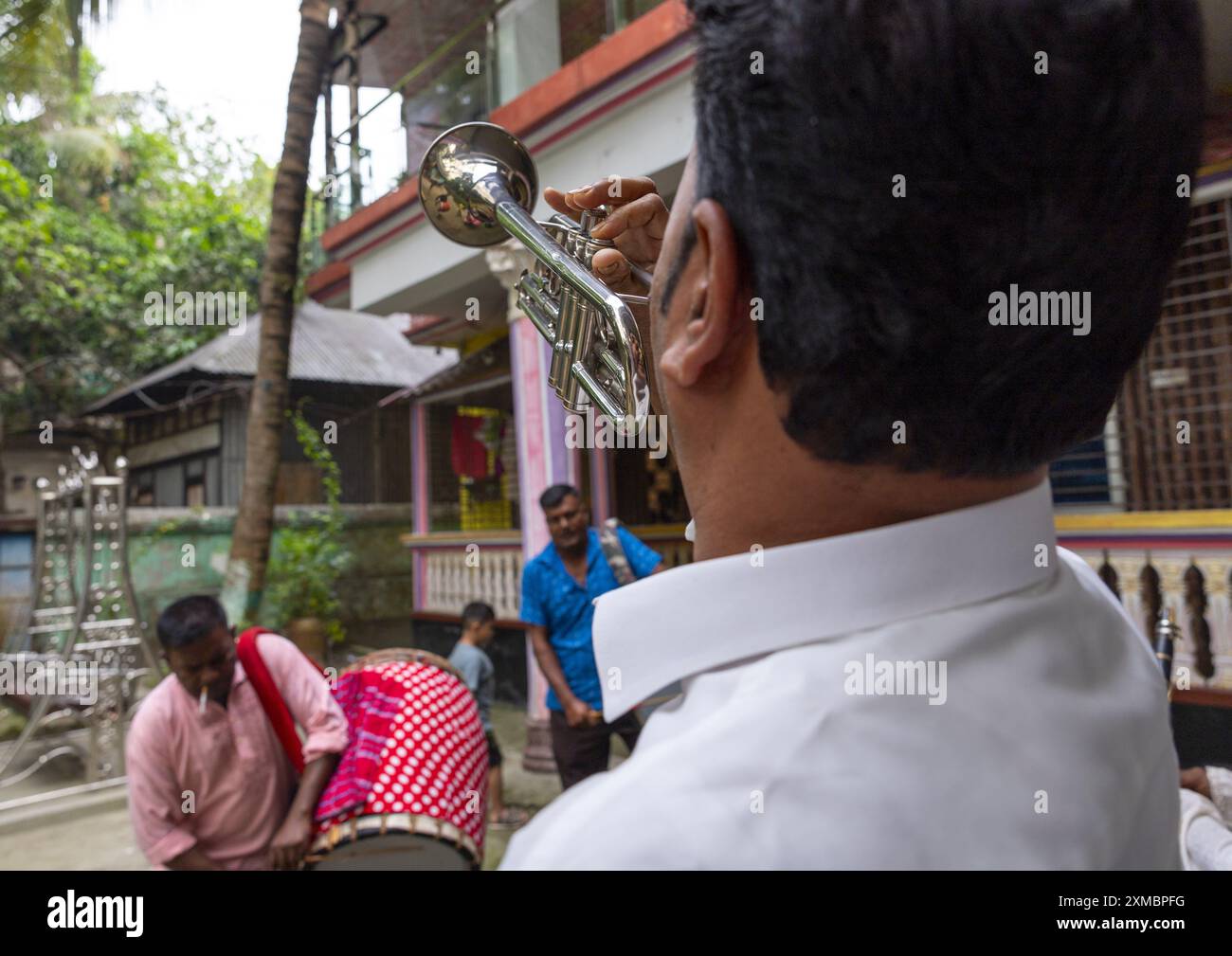 Bangladeshi musicians playing during a hindu ceremony, Dhaka Division, Tongibari, Bangladesh Stock Photo