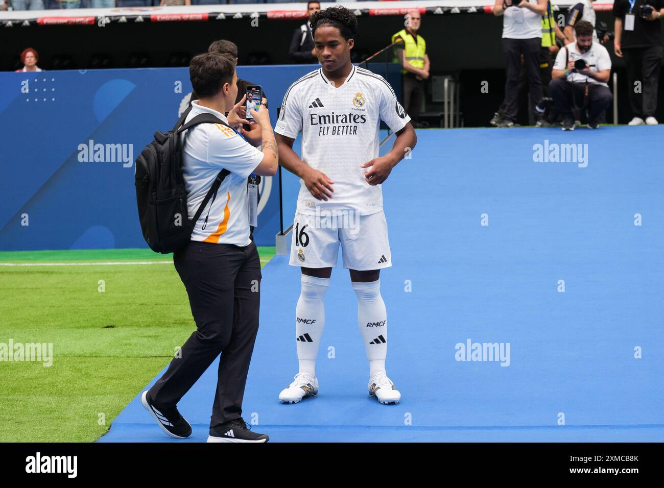 Endrick Felipe Moreira de Sousa during his presentation as a new Real