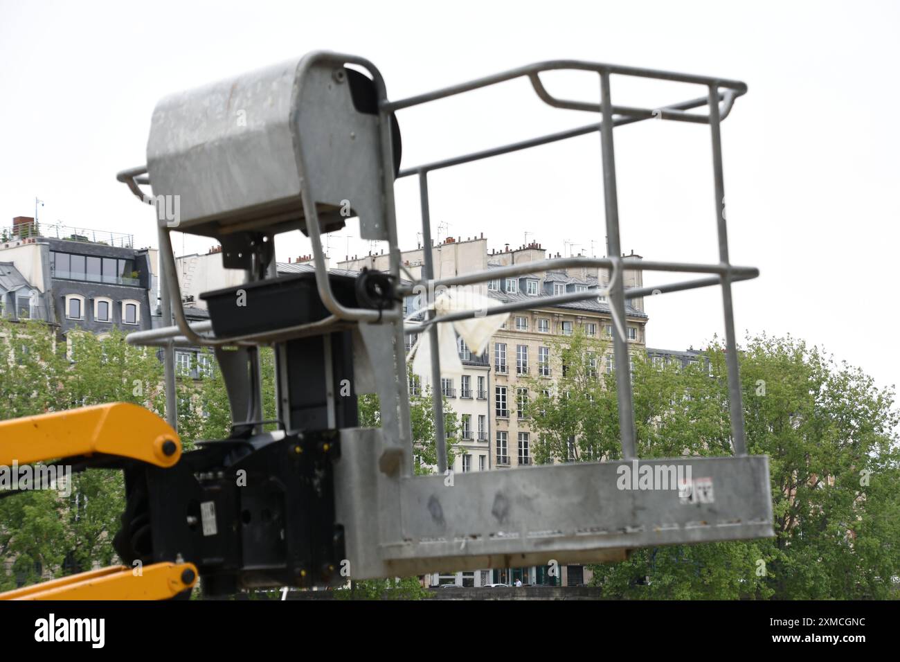 Machine de travaux publics à Paris Stock Photo - Alamy