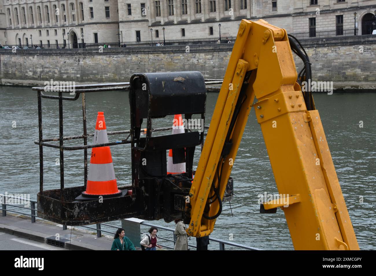 Machine de travaux publics à Paris Stock Photo - Alamy