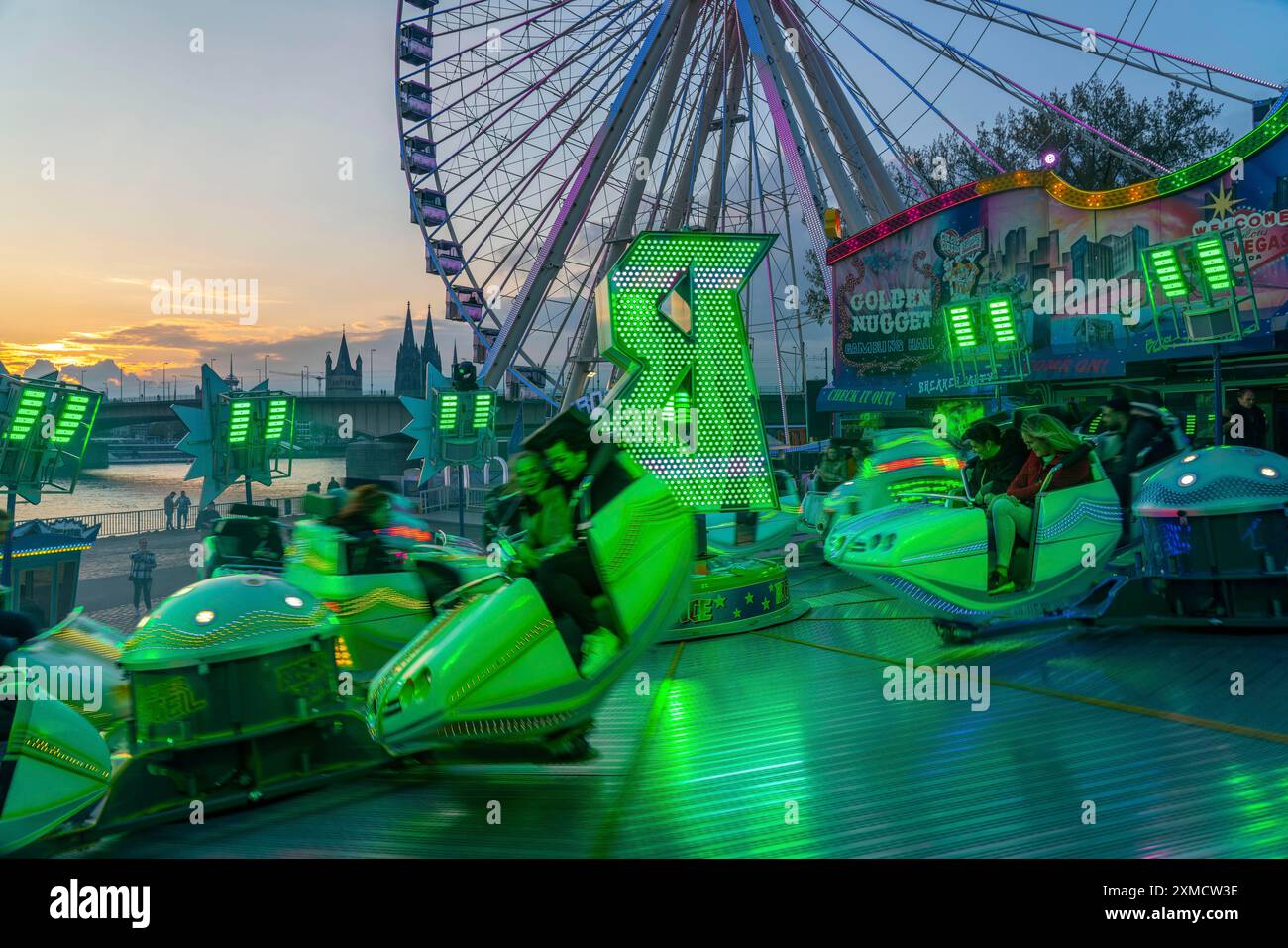 Deutz funfair on the Rhine, at Easter, funfair, break-dancer ride ...