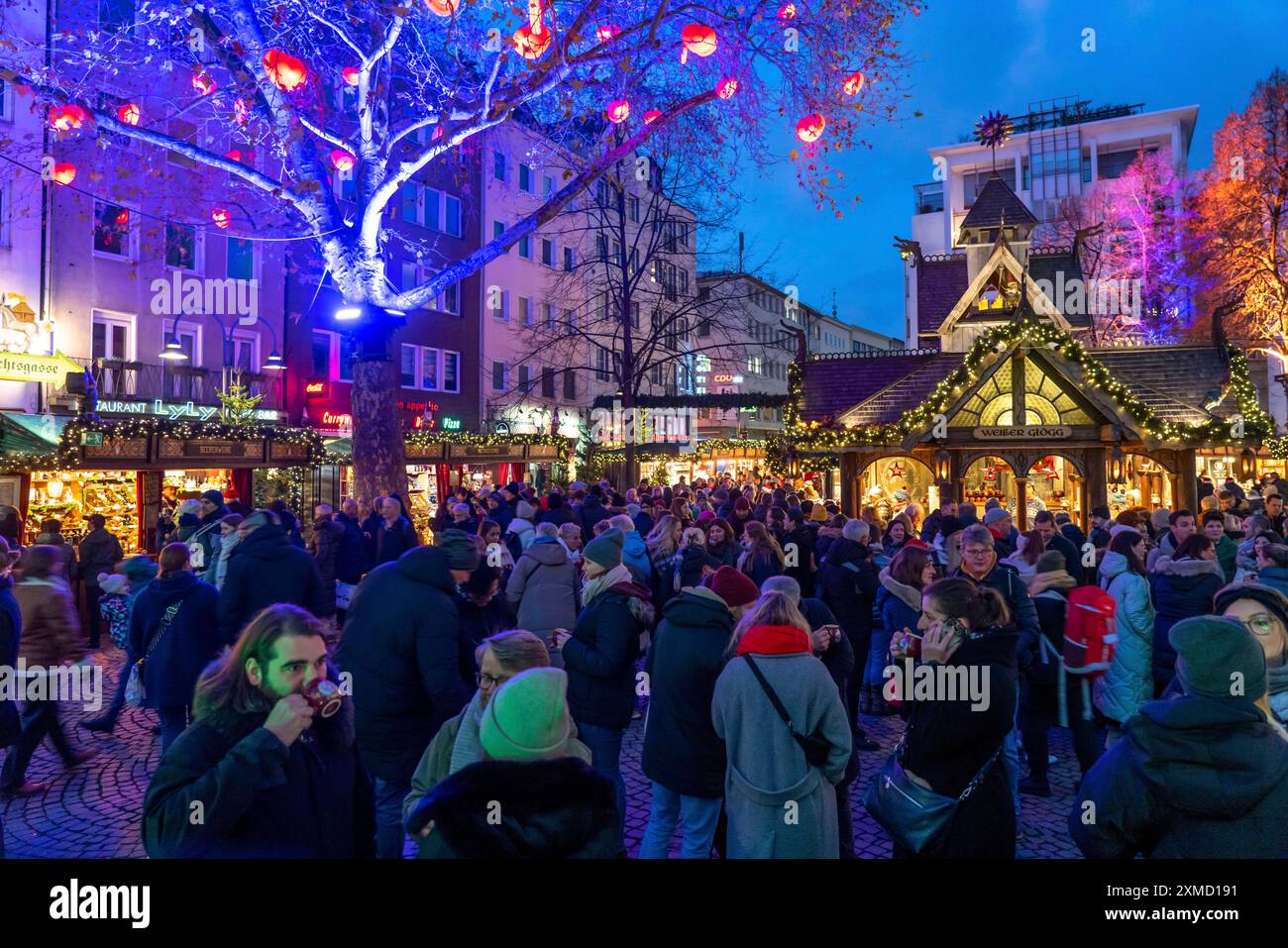 christmas-market-at-the-alter-markt-in-the-historic-city-centre-of