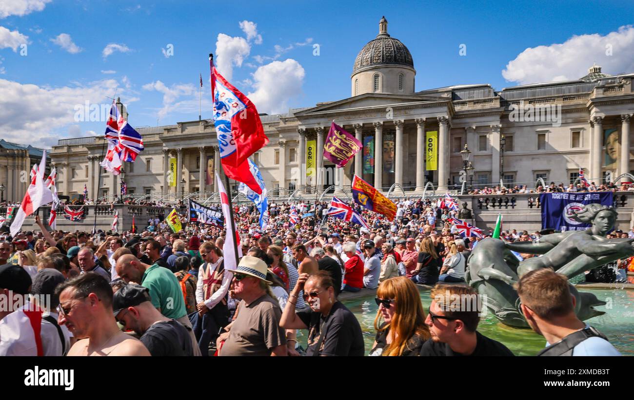 Group Of People Dressed Up In Union Jack Colours At The Queen Golden - Foto 10
