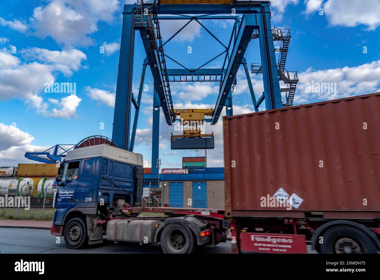 Container loading in Duisburg harbour, Logport, DIT, Duisburg Intermodal Terminal, Duisburg-Rheinhausen, North Rhine-Westphalia, Germany Stock Photo