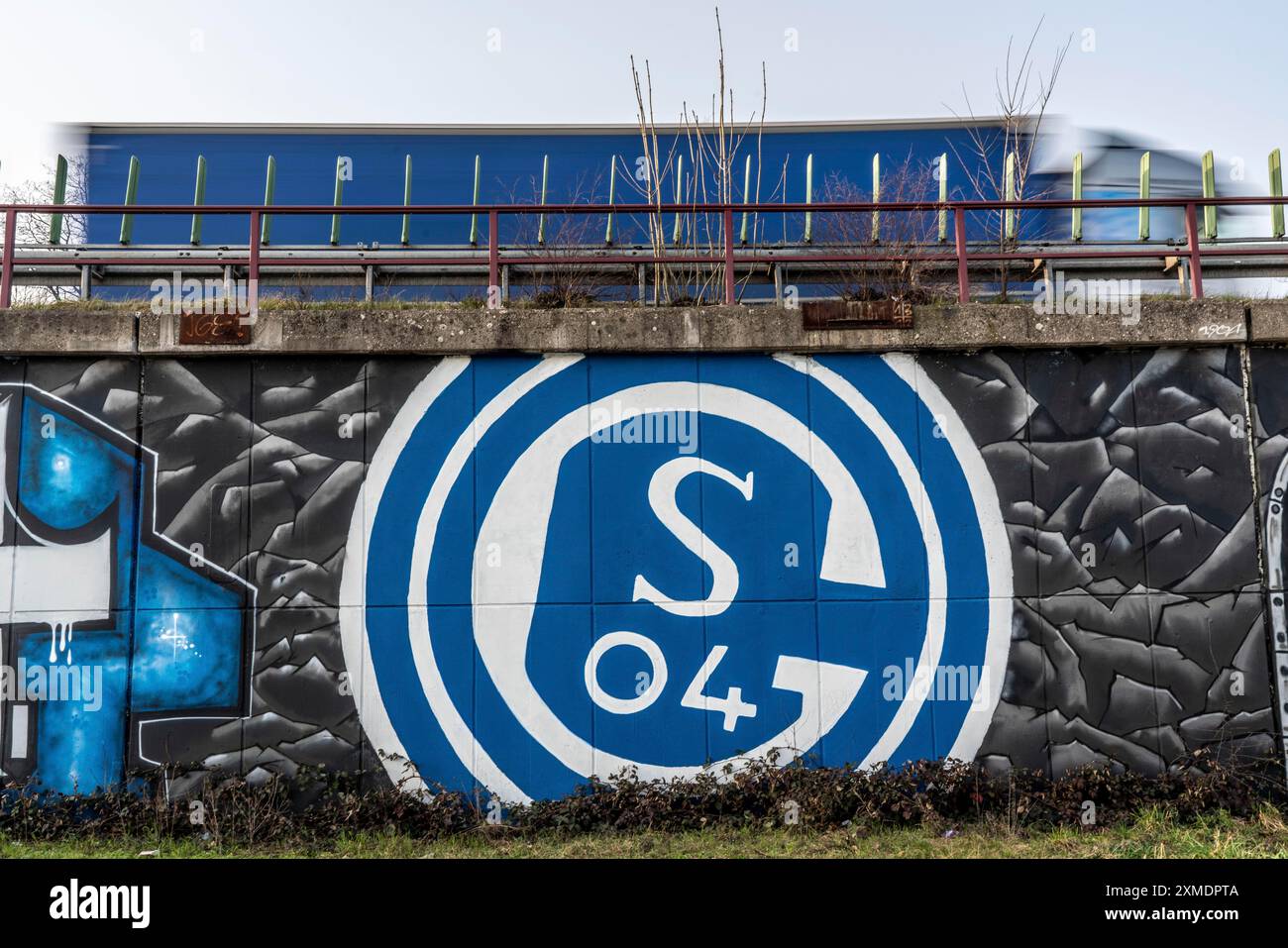 Targa Decorativa In Metallo Per Fan Dello Schalke – Formato 28x12 Cm, Idea Regalo Perfetta Per Compleanno O Natale – Scritta "Semplicemente Felice"