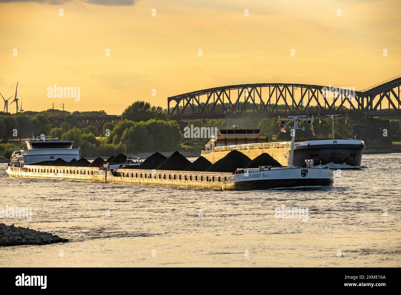 Freighter Leendert SR 2, with coal cargo, cargo ships on the Rhine near Duisburg-Baerl, behind the Haus-Knipp railway bridge over the Rhine, North Stock Photo