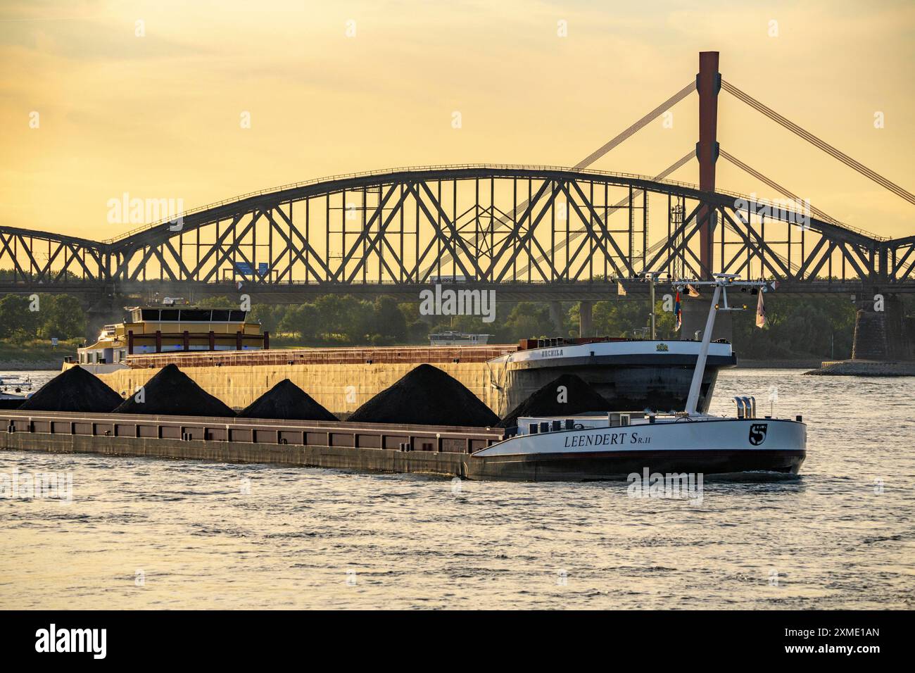 Freighter Leendert SR 2, with coal cargo, cargo ships on the Rhine near Duisburg-Baerl, behind the Haus-Knipp railway bridge and motorway bridge of Stock Photo