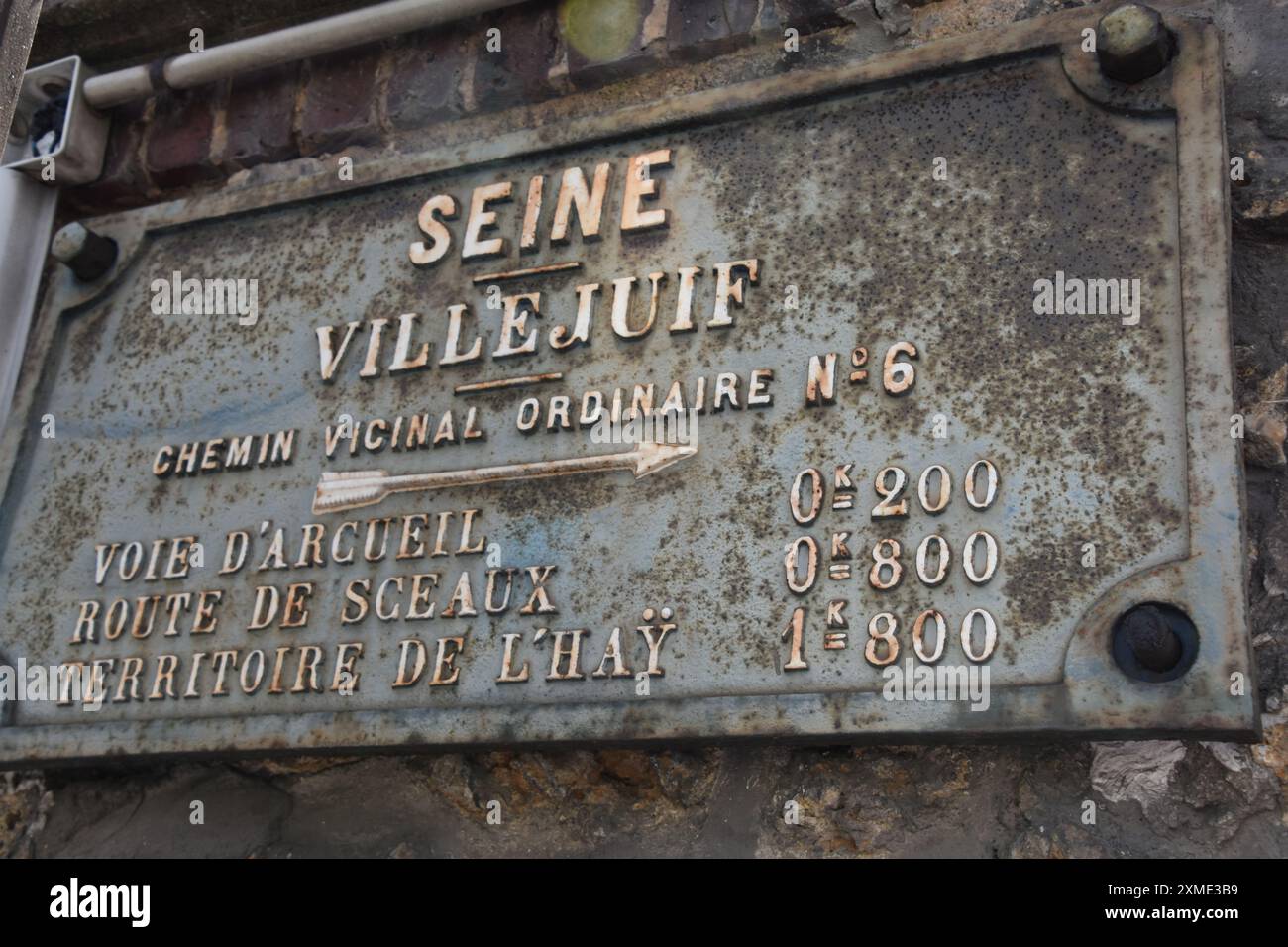 Une plaque de rue ancienne SEINE VILLEJUIF CHEMIN VICINAL ORDINAIRE N° 6 VOIE D'ARCUEIL ROUTE DE SCEAUX TERRITOIRE DE L'HAY Stock Photo