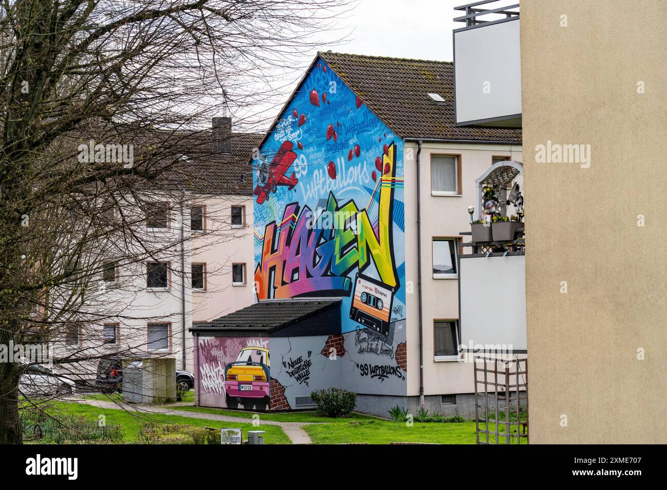 Housing estate, apartment buildings, colourful mural with local reference, music, 99 balloons, in Hagen Vorhalle, North Rhine-Westphalia, Germany Stock Photo