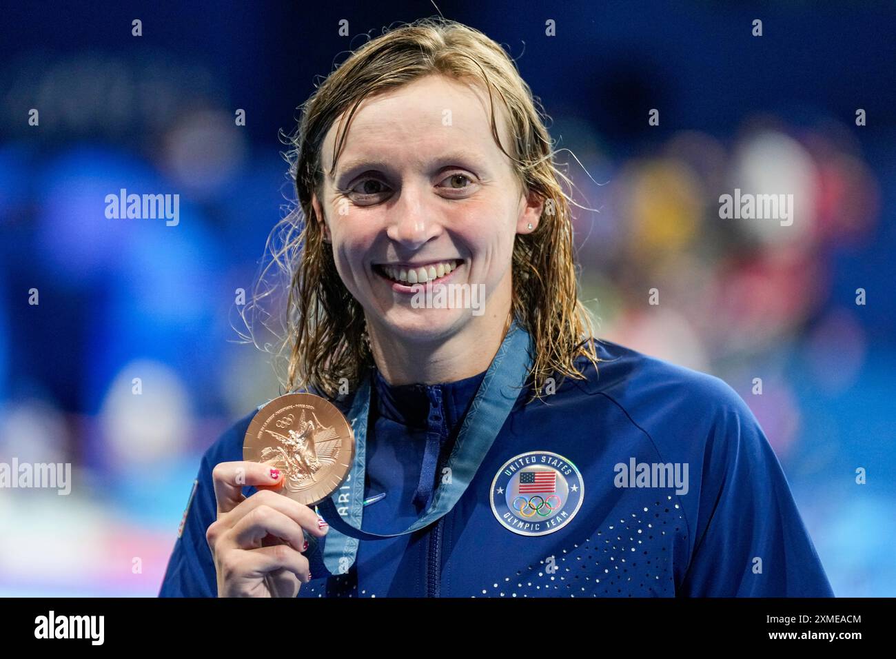 Bronze medalist Katie Ledecky, of the United States, poses after the(02)