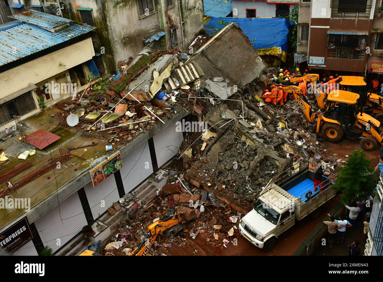 Three storey building collapsed hi-res stock photography and images - Alamy