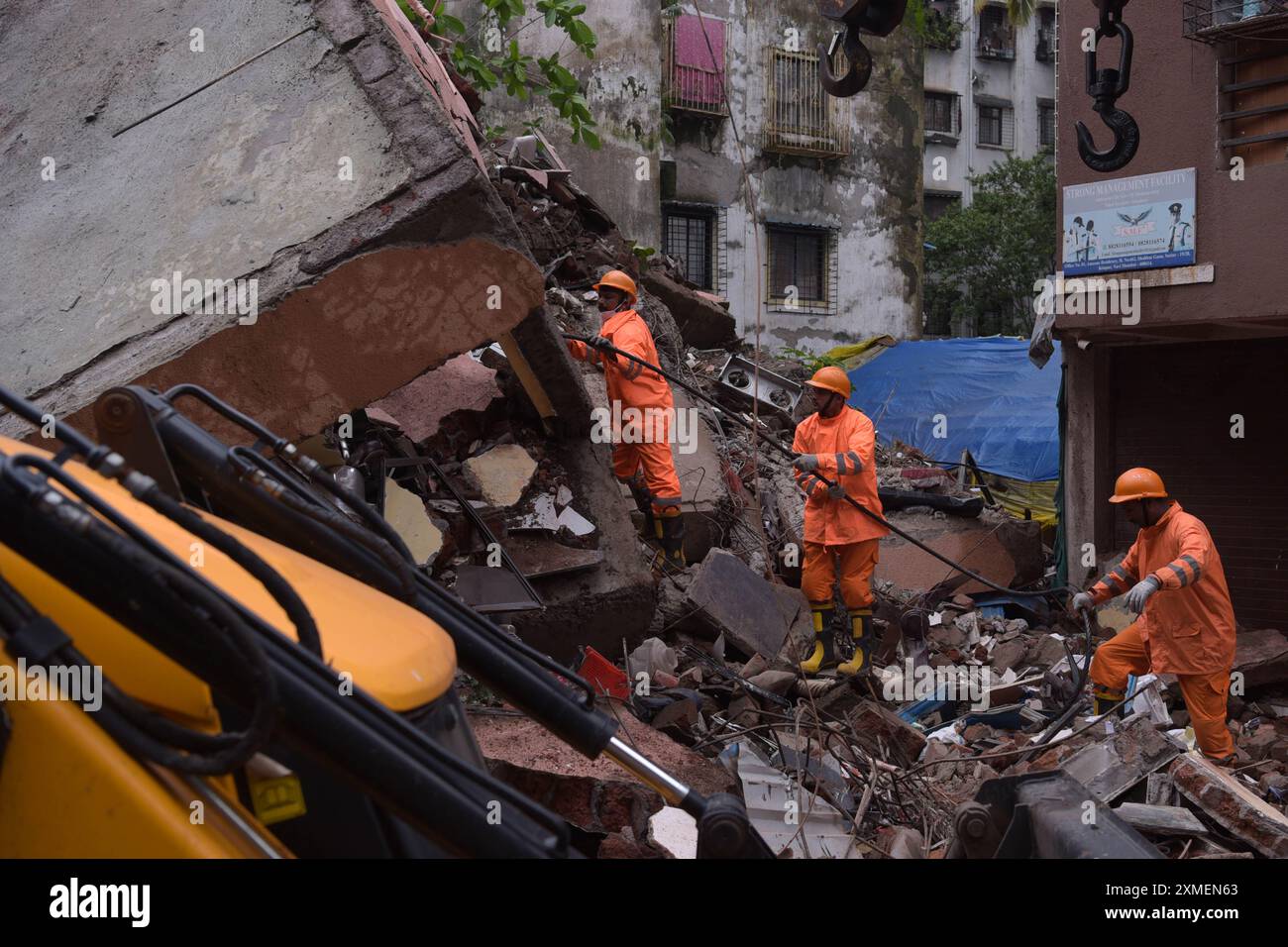 Building collapse mumbai hi-res stock photography and images - Alamy