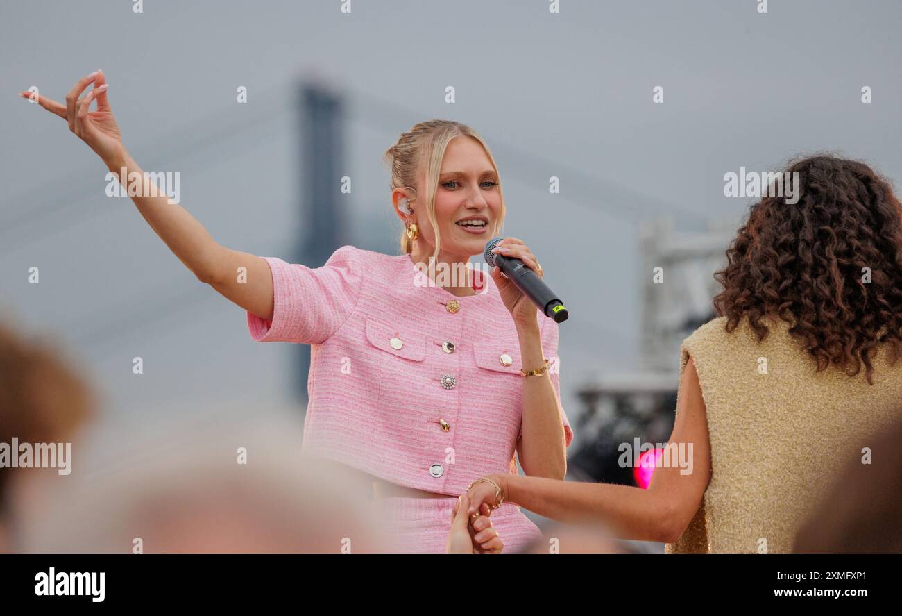 27.07.2024. Düsseldorf. 'Riani Cruise 2024'. Glasperlenspiel-Sängerin Carolin Niemczyk bei der Kreuzfahrt auf dem Rhein im Rahmen der Präsentation der Stock Photo