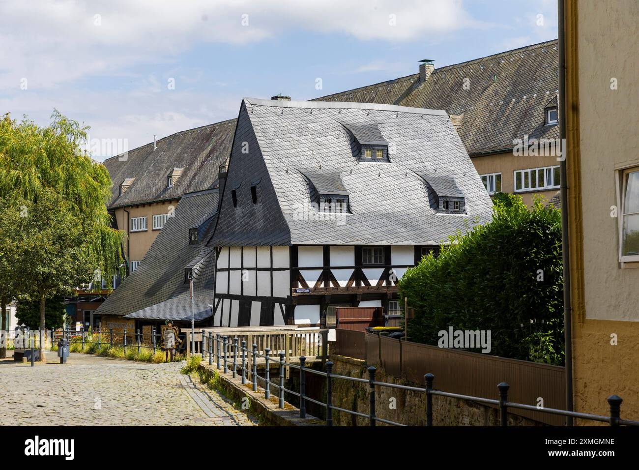 Altstadt Lohmühle In der Lohmühle hat man Rinde zerkleinert, um Gerbsäure für die Lederbehandlung zu gewinnen. Die Lohmühle ist ein bedeutendes technisches Denkmal, denn die Mechanik Wasserrad, Stampfwerk hat sich funktionsfähig erhalten. Goslar Niedersachsen Deutschland *** Old town Lohmühle In the Lohmühle, bark was crushed to obtain tannic acid for leather treatment The Lohmühle is an important technical monument, as the mechanical water wheel and stamping mill have been preserved in working order Goslar Lower Saxony Germany Goslar 00288 Stock Photo