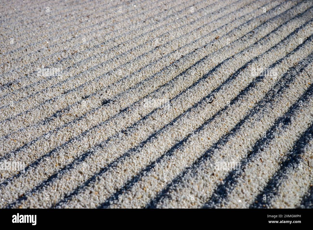 Traditional japanese raked gravel pattern hi-res stock photography and ...