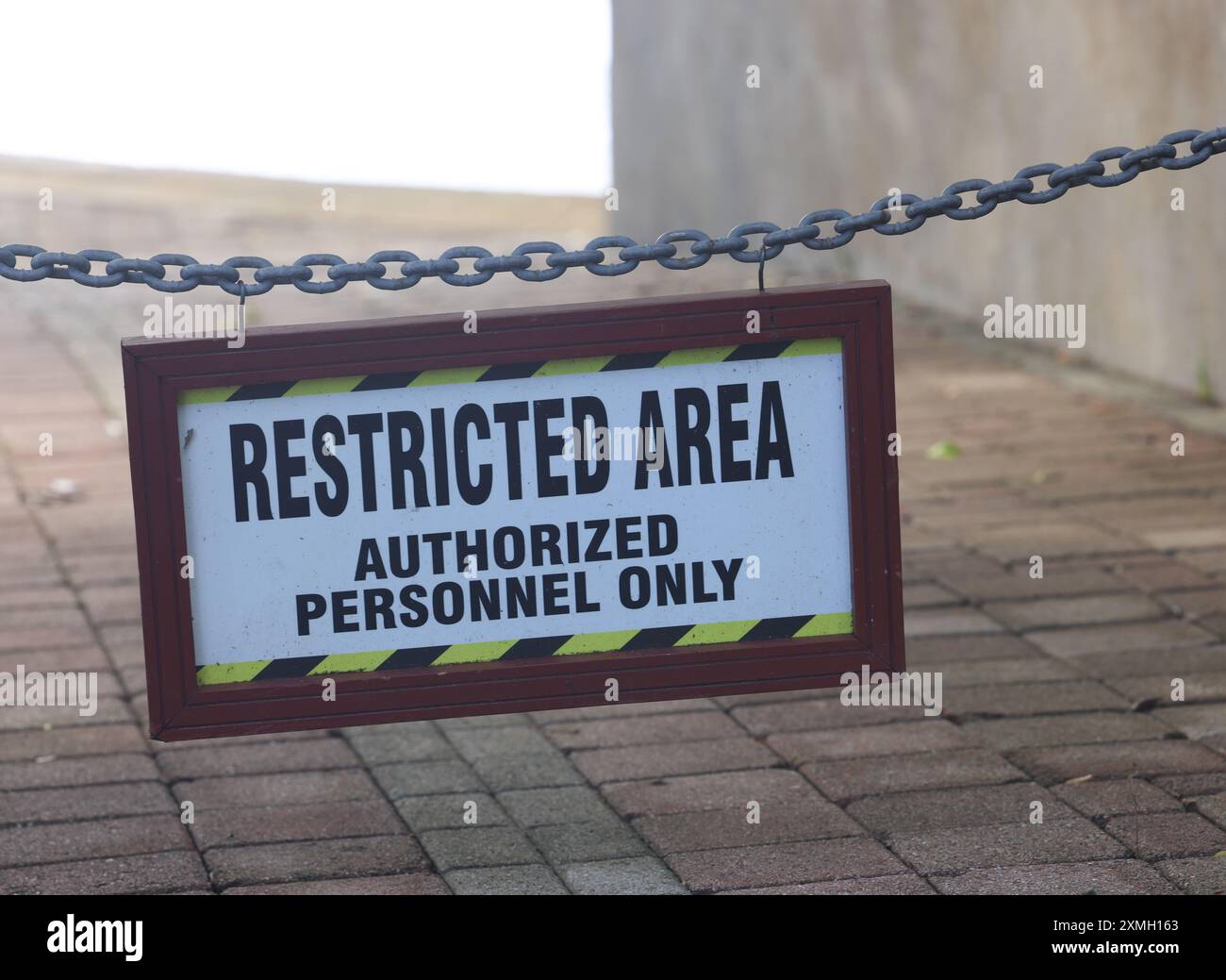 Airport fence no trespassing sign hi-res stock photography and images ...