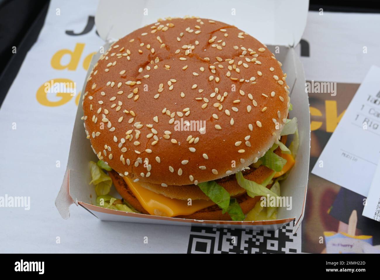 Der Big Mac, in Deutschland früher auch als Big Mäc bezeichnet, ist ...
