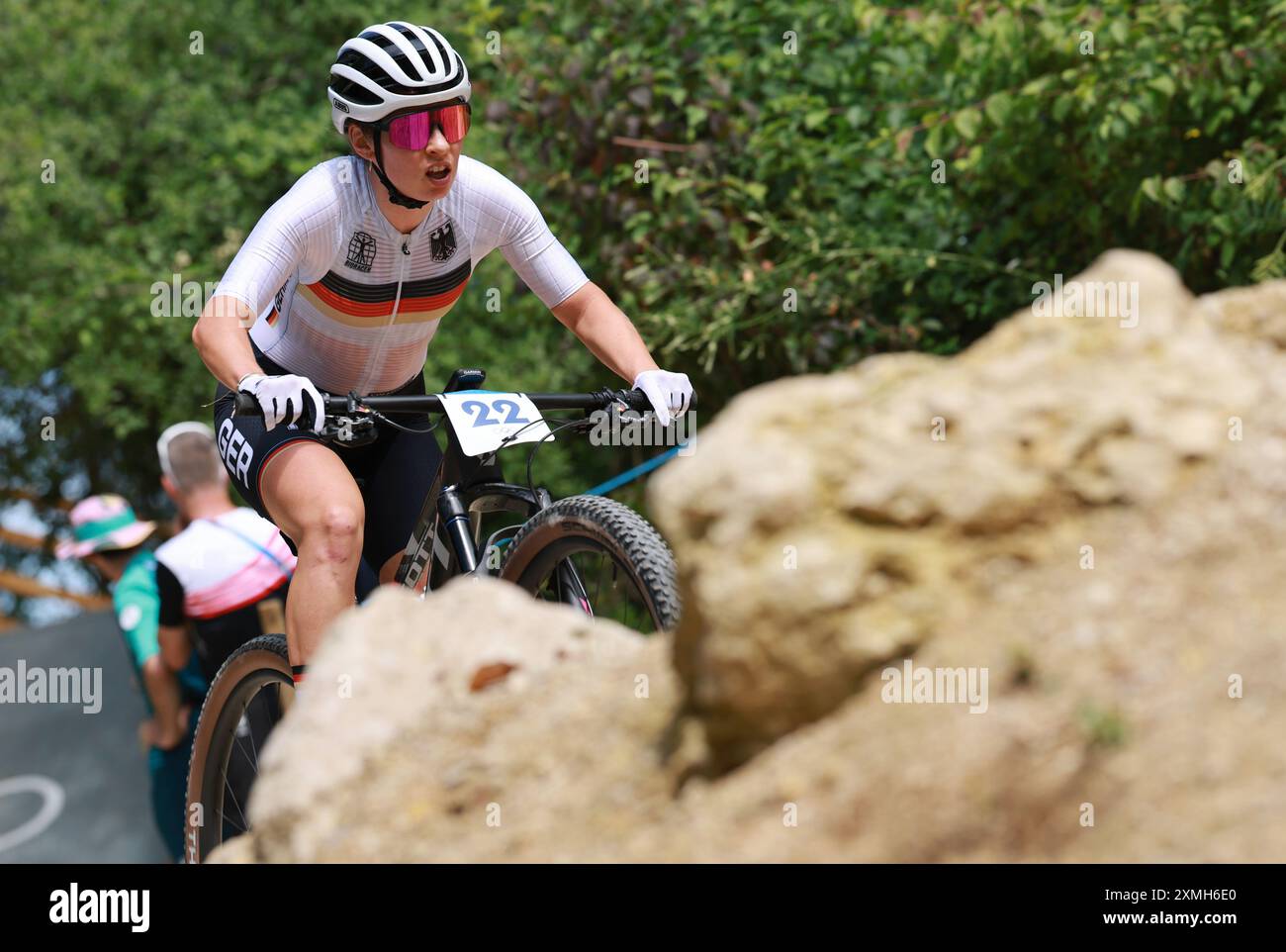 28 July 2024, France, Saint-Quentin-En-Yvelines: Olympia, Paris 2024, mountain  bike, cross-country, women, Nina Benz from Germany on the course. Photo:  Jan Woitas/dpa Stock Photo - Alamy