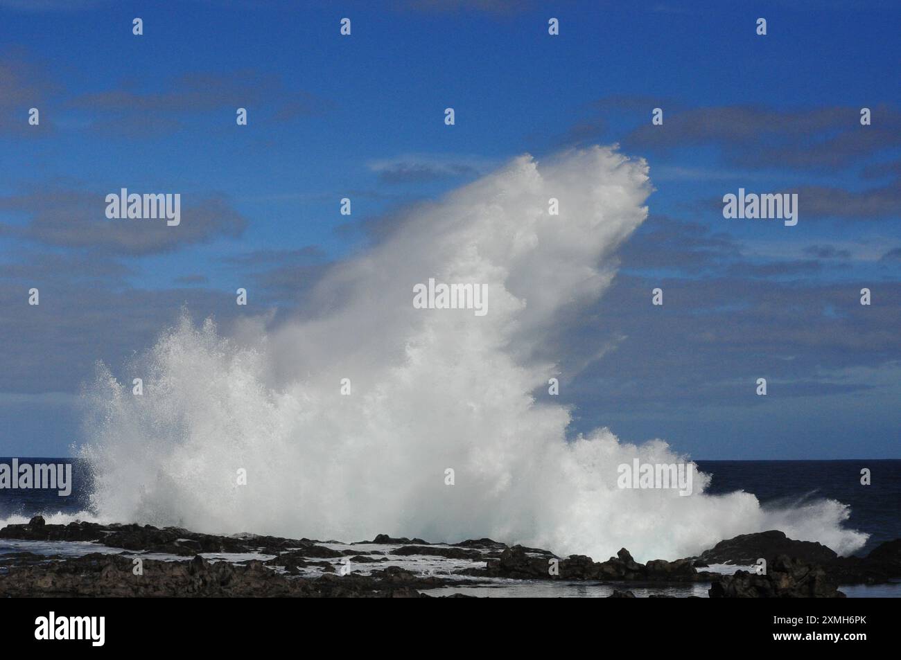 Naturschauspiel auf Lanzarote, die Gischt greift in den Himmel. Stock Photo