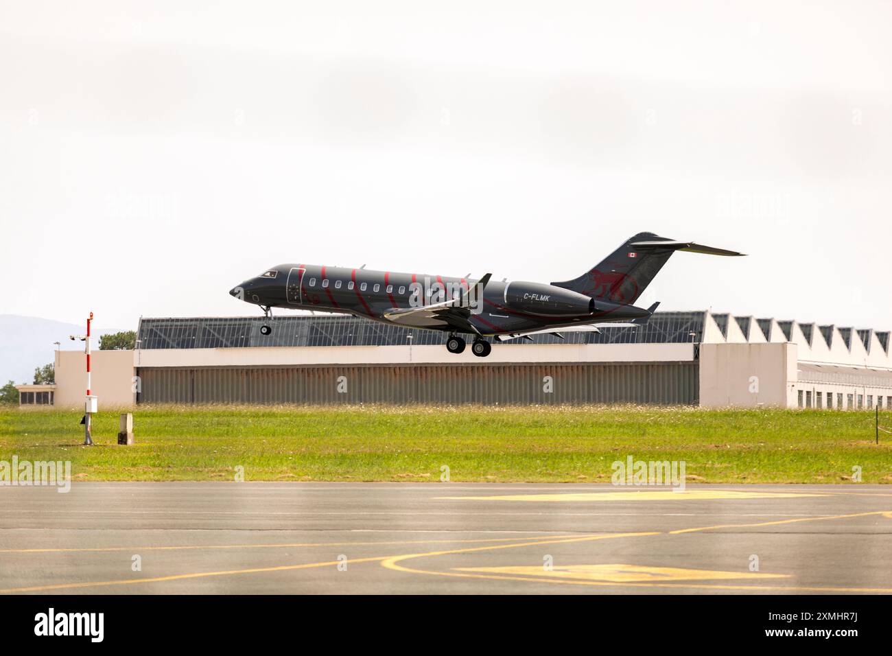 Avion bombardier hi-res stock photography and images - Alamy